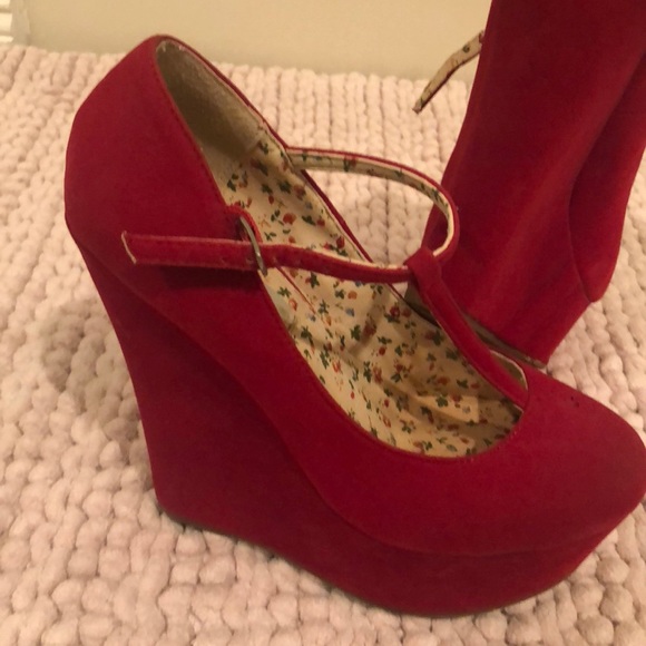 Red shoes - Picture 2 of 3